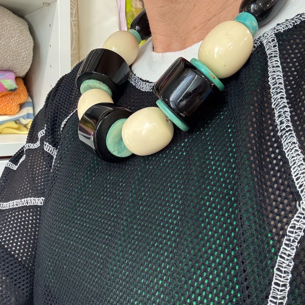 Elegant Vintage Black and Cream Beaded Necklace - Picture 6 of 6